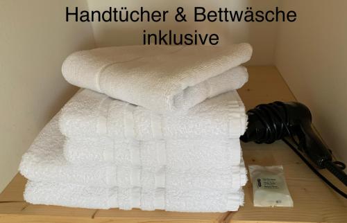 施特拉尔松德Nr9Marinehafen - Ferienwohnungen的一堆毛巾坐在枪旁边的地板上