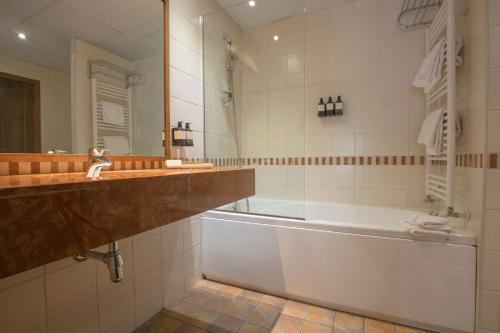 马萨纳Hotel Màgic Ski的带浴缸、水槽和浴缸的浴室