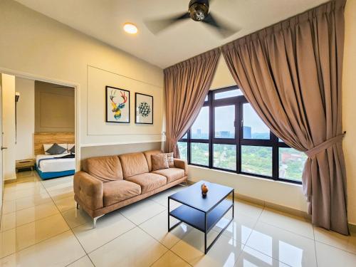 努沙再也Meridin Medini Suite by Nest Home【LEGOLAND】的带沙发和大窗户的客厅