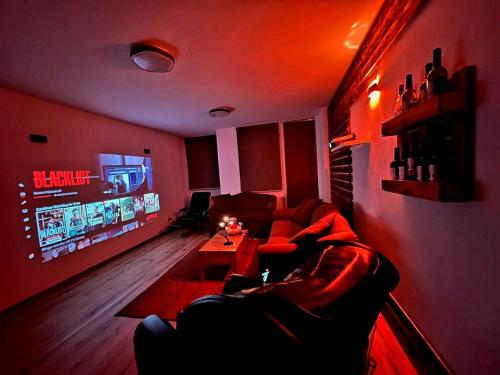 普里什蒂纳Cinema Relax Apartament的带沙发和平面电视的客厅