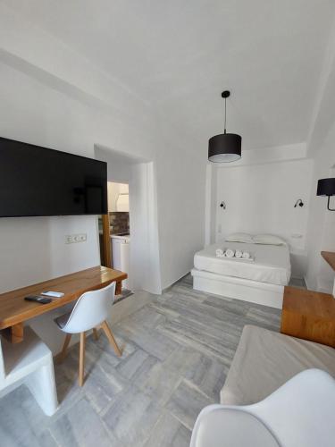 纳克索乔拉Castellino Naxos的白色的客房配有书桌和床。