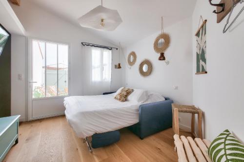 里夫杜海滩Studio avec terrasse à 250 mètres du port的一间卧室设有一张床和一个窗口