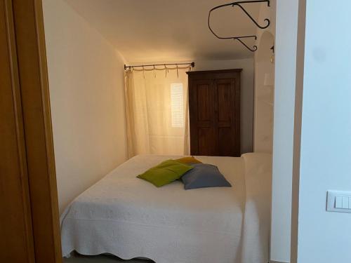 莱里奇La Casetta的一间卧室配有一张带两个枕头的床