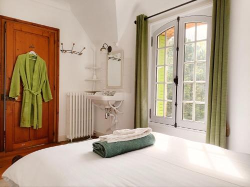 GaillonLe Manoir du Cerf的一间卧室配有床、水槽和窗户