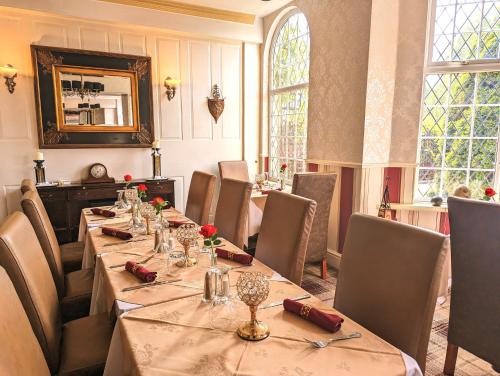 切斯特Brookside Hotel & Restaurant ,Suitable for Solo Travelers, Couples, Families, Groups Education trips & Contractors welcome的一间带长桌和椅子的用餐室