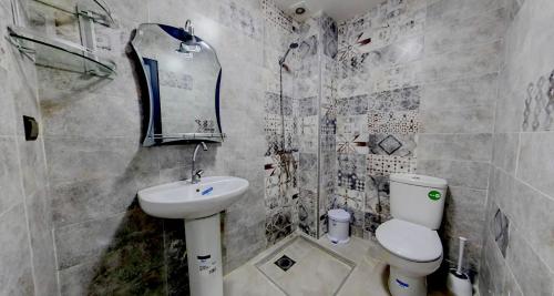 达赫拉KHALIJ HOSPITALITE的浴室配有白色卫生间和盥洗盆。