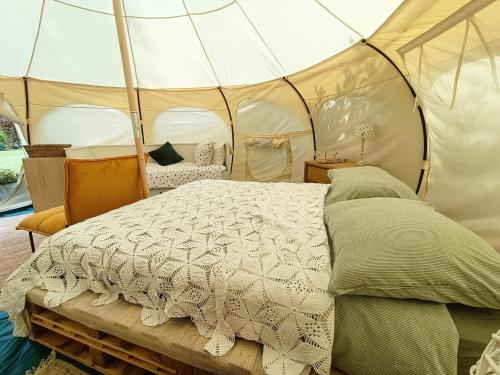 Minicamping Kleintje Zandpol的帐篷内一间卧室,配有一张床