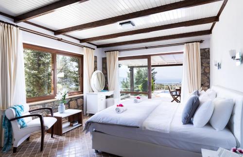马尔马里斯Zeytin Evi的一间卧室设有一张大床和一个大窗户