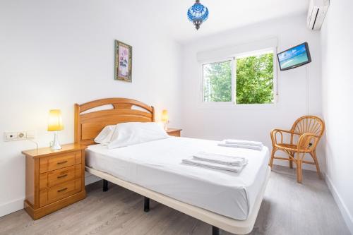 贝尼多姆Gemelos 22 Resort Apartment 3-1C Levante Beach的一间卧室配有一张床、一张书桌和一个窗户。