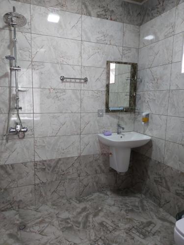 盖贝莱Quiet Place的一间带水槽和镜子的浴室