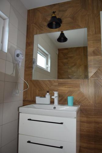 达布基Morze nad Morze的浴室设有白色水槽和镜子