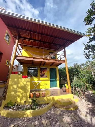 戈亚斯州上帕莱索Chalé tribal的一座带屋顶的黄色小房子