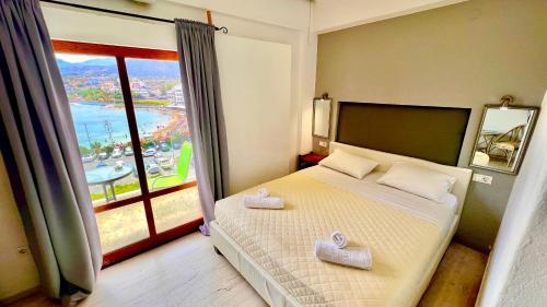 阿基欧斯尼古拉斯亚特兰蒂斯酒店的一间卧室设有一张床和一个大窗户