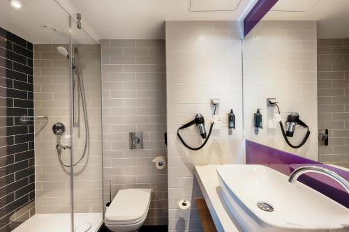 莱比锡Premier Inn Leipzig City Hahnekamm的带淋浴、盥洗盆和卫生间的浴室