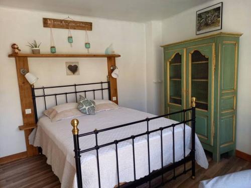 阿尔蒂比河畔孔普斯Comps sur Artuby, le tilleul et le four, Jabron的一间卧室配有一张床和一个绿色的橱柜