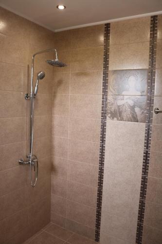 雅格达SPA Guest House Valentina的浴室里设有玻璃门淋浴