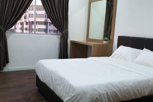 Kapayan2. Luxury Kristal Condo 2 丹绒亚路高級市中心住宅的一间卧室设有一张大床和一个窗户。