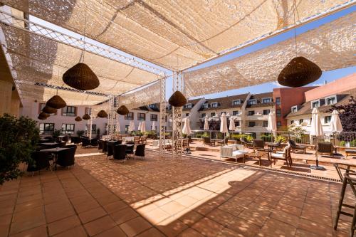 安特克拉Hotel Antequera Hills的户外庭院配有桌椅和灯光