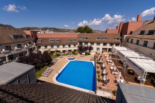 安特克拉Hotel Antequera Hills的享有带游泳池的度假村的顶部景致