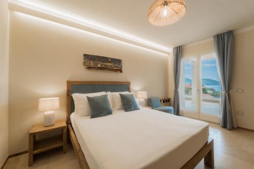 拉科纳BnB Il Grecale的卧室设有一张白色大床和一扇窗户。