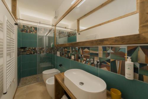 拉科纳BnB Il Grecale的浴室设有白色卫生间和绿色瓷砖。