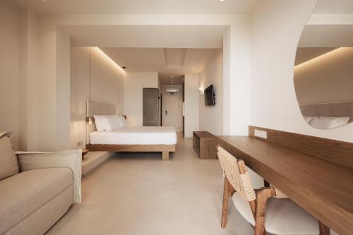 波利克罗诺Ikyma Boutique的酒店客房,配有床和沙发