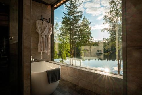 兰塔萨尔米Kuru Resort的带浴缸的浴室和大窗户