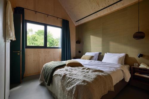 HengeloResort de Weelderik的一间卧室设有一张大床和一个窗户。