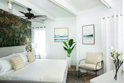 EnighedArchitect-Designed Villa的白色卧室配有床和椅子