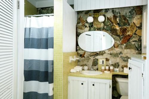 EnighedArchitect-Designed Villa的一间带水槽和镜子的浴室