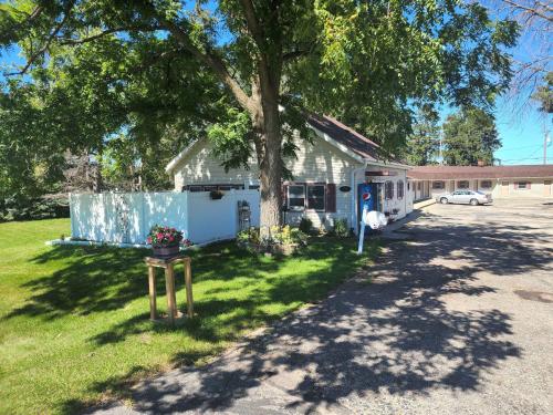 Saint CharlesWhite Valley Motel的院子里有树的白色房子