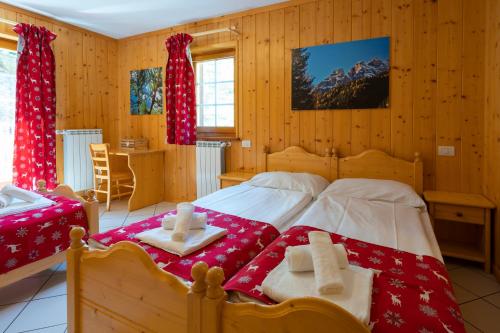 RialeAalts Dorf的一间卧室配有一张床,上面有两条毛巾
