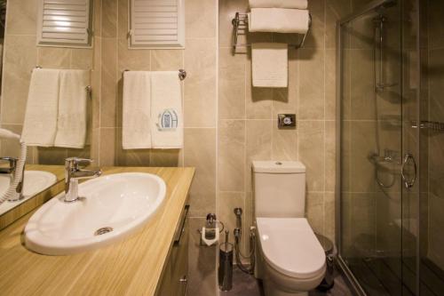 吉拉克İNCİ HOUSE的浴室配有卫生间、盥洗盆和淋浴。