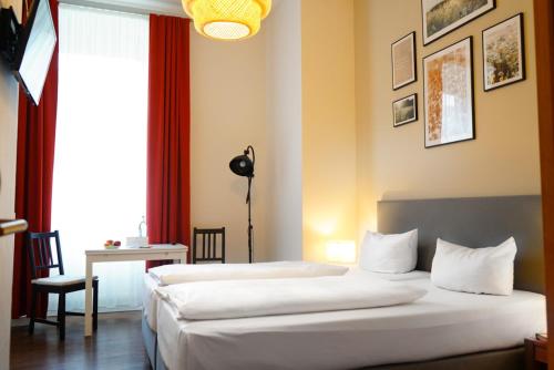 德累斯顿米特公寓式酒店的酒店客房设有两张床和窗户。
