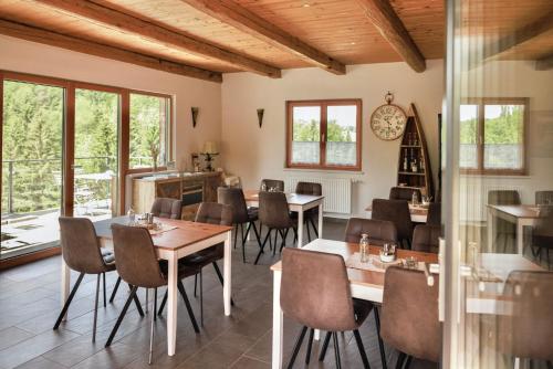 洛伊查赫Bauernhof Kure的用餐室设有桌椅和窗户。