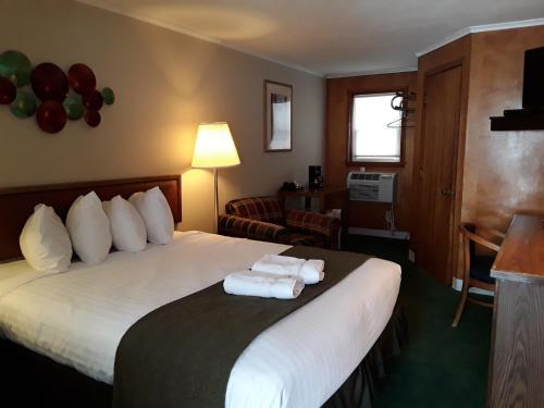 GladstoneGladstone Motel的酒店客房,配有带毛巾的床