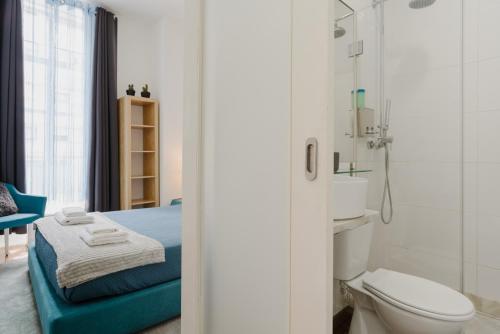 波尔图Ndussole Guest House的一间带床、卫生间和淋浴的浴室