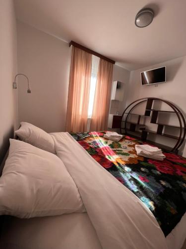 TouventLes gîtes du Valjoly 1的一间卧室配有一张带彩色毯子的床