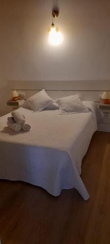 拉萨维纳Paradise, Porto Saler ET7104的一间卧室配有白色的床和两盏灯