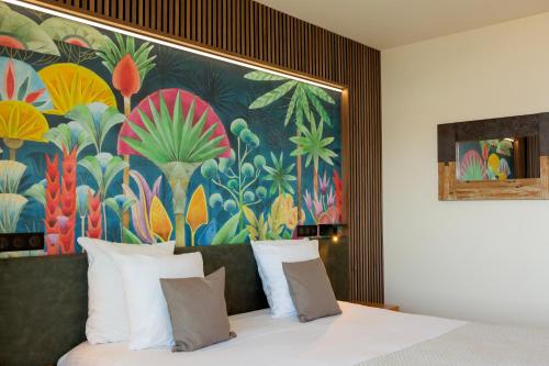 维琪奥港科斯塔萨琳娜酒店的一间卧室配有一张壁画床