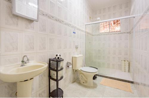 里约达欧特拉斯Casa aconchegante à 200m da praia的一间带水槽、卫生间和淋浴的浴室
