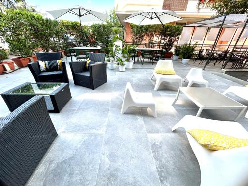 佛罗伦萨法兰奇酒店的一个带桌椅和遮阳伞的庭院
