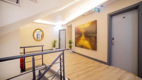 安塔利亚Blue Marina Hotel & Spa的走廊上设有楼梯,墙上挂着一幅画