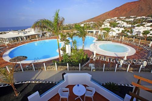 普拉亚布兰卡Labranda Alyssa Suite Hotel的享有度假村游泳池的顶部景致
