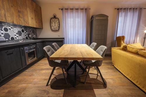 苏特里Casa Margot的厨房配有木桌和椅子