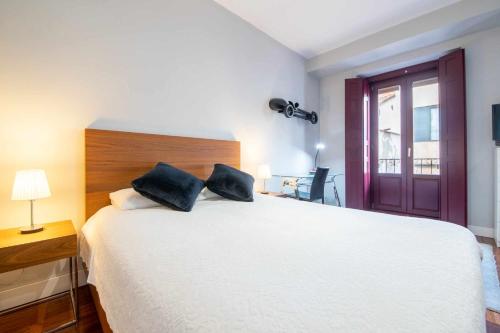 马德里Chueca Gran Via Recoletos Libertad 24 8的卧室设有一张白色大床和一扇窗户。