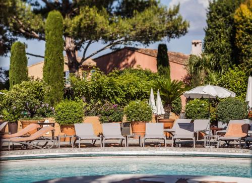 圣特罗佩圣特罗佩比布鲁斯酒店的一个带躺椅和遮阳伞的游泳池