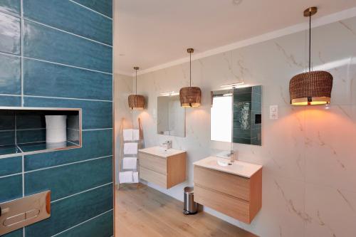 菲加里Domaine Pozzo di Mastri的浴室设有2个水槽和镜子
