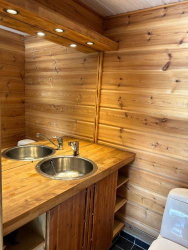 于韦斯屈莱Villa Tourula的浴室设有木台上的两个盥洗盆