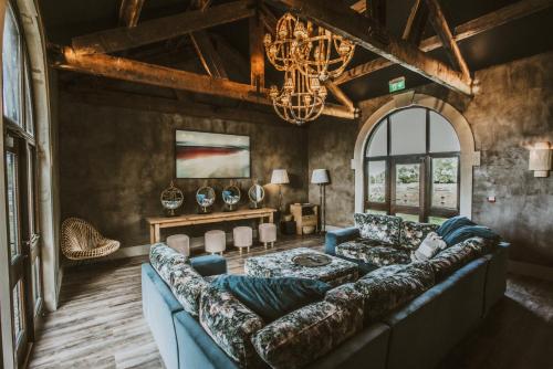 巴纳德城堡Runa Farm的带沙发和吊灯的客厅